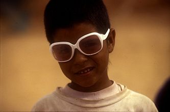 Arena en llanto nino gafas.jpg